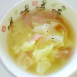 フランクフルト・キャベツ・玉ねぎのスープ